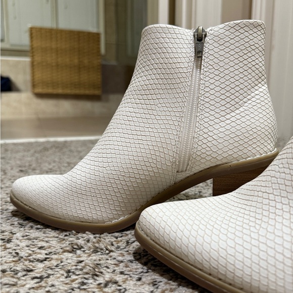 White Textured Ankle Boots - Target - size 7 - Picture 4 of 9